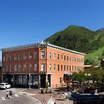 Independence Square 206, Hotel Room With Central Location, Town Views, & Rooftop Hot Tub
