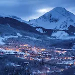 Contemporary 3 Bedroom Ski In, Ski Out Condo With Pool And Hot Tub In Snowmass Village
