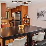 Silverglo Condominiums 204, Contemporary Condo Walking Distance To Ski Slopes, Access To A Pool