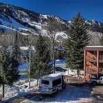 Silverglo Condominiums 204, Contemporary Condo Walking Distance To Ski Slopes, Access To A Pool