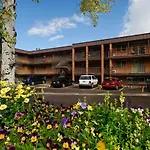Silverglo Condominiums 204, Contemporary Condo Walking Distance To Ski Slopes, Access To A Pool