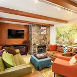 Silverglo 206, Condo With Mid-Century Modern Decor, Upgraded Kitchen And Access To Pool