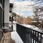 Fifth Avenue Unit 5, Modern Condo With Access To Pool & Hot Tub, Great Location!