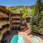 Fasching Haus Unit 12, Lower Level Deluxe Condo W/ Open Living Area & Gas Fireplace