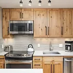 Fasching Haus Unit 12, Lower Level Deluxe Condo W/ Open Living Area & Gas Fireplace