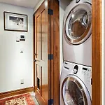 Fasching Haus Unit 5, Deluxe Condo With Great Natural Light & Amazing Location