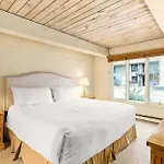 Chateau Roaring Fork Unit 37, Spacious Condo, Close To Downtown. Pool, Hot Tub, Fitness Center