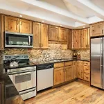 Fasching Haus Unit 8, Deluxe Townhouse W/ A/C, Private Deck, 2 Blocks To Downtown