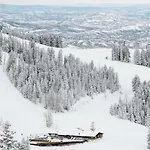 Aspen Ritz-Carlton 2 Bedroom Ski In, Ski Out Residence With Access To Slopeside Heated Pools And Hot Tubs