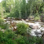 Designer 2 Bedroom On River With Pool - Walk To Town!