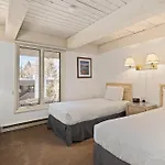 Chateau Roaring Fork 7, Deluxe Condo Overlooking The River, Four Blocks To Downtown Aspen