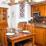 Downtown Aspen 2 Bedroom Near Lift 1A W- Pool Hot Tub!