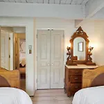 Specious & Beautiful Condo - Steps To Ajax Gondola