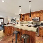 3 Bedroom Premier Vacation Rental In Heart Of Downtown Aspen - Walk To Gondola!