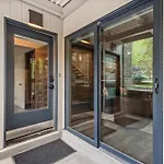 Timber Ridge 1B, Luxury Condo In Newly Renovated Building, Close To Ski Slopes & Restaurants