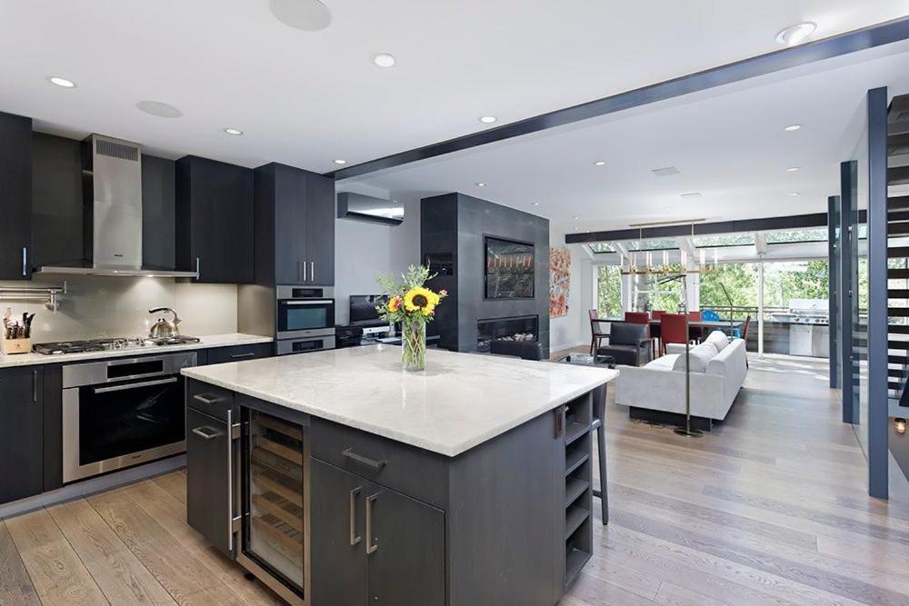 New Listing West End Jewel - Steps To Bus To 4 Areas 4860 Holiday home Aspen