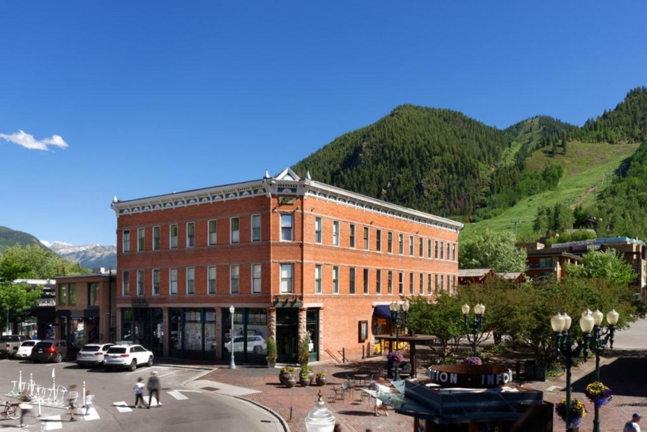 Independence Square 206, With Location, Town Views, & Rooftop Hot Tub Holiday home