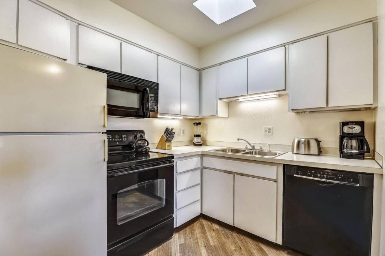 Mountain View Retreat: Downtown Getaway *