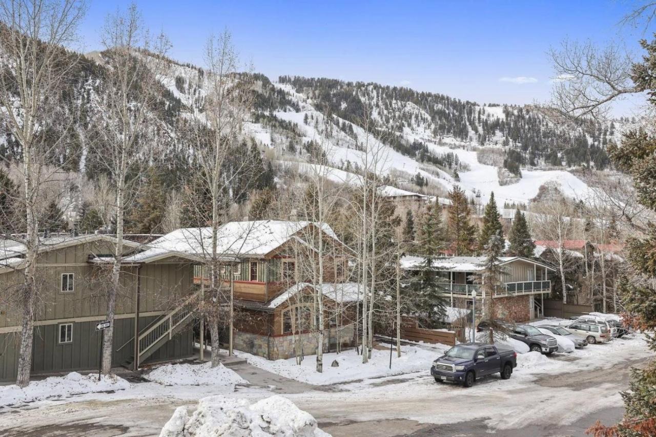 Apartment Premier Gondola Condo: Downtown Luxury Steps From Slopes *
