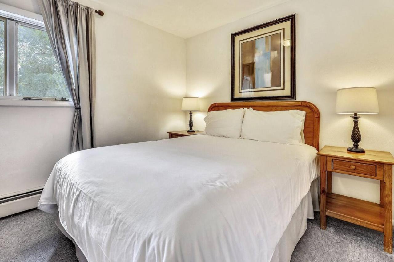 Mountain View Retreat: Downtown Getaway