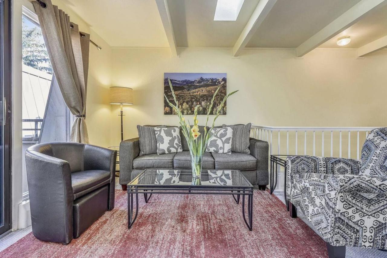 Mountain View Retreat: Downtown Getaway