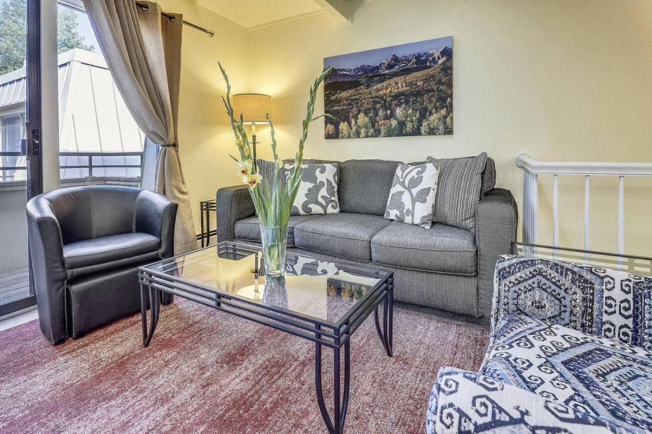 Mountain View Retreat: Downtown Getaway
