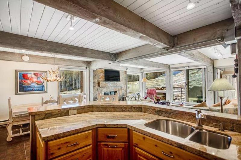 Apartment In, Out 3 Bedroom With Mountain Views, Heated Pool, And Hot Tub Access