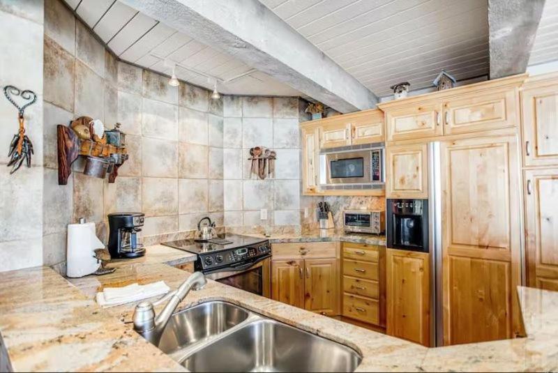 Apartment In, Out 3 Bedroom With Mountain Views, Heated Pool, And Hot Tub Access