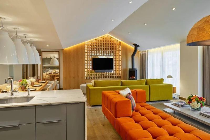 Downtown Luxury 3 Bedroom Apartment *