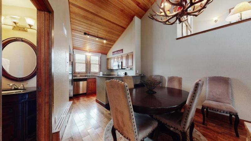 2 Bedroom In, Out Luxury Located On Fanny Hill In The Heart Of Snowmass Village Holiday home Aspen