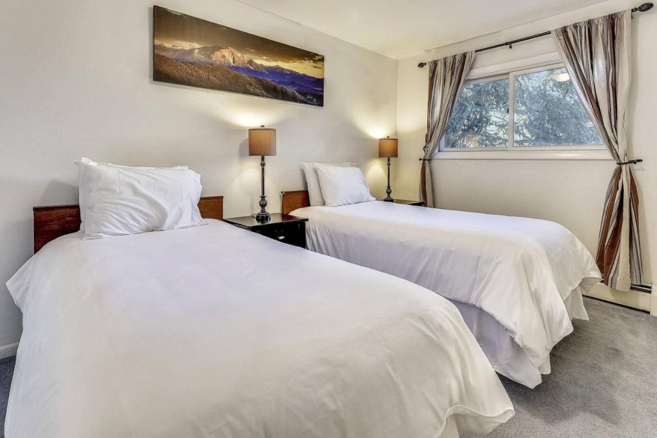 Mountain View Retreat: Downtown Getaway *
