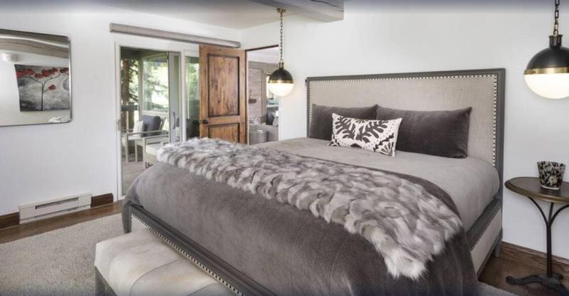 Apartment Contemporary 3 Bedroom In, Out With Pool And Hot Tub In Snowmass Village *