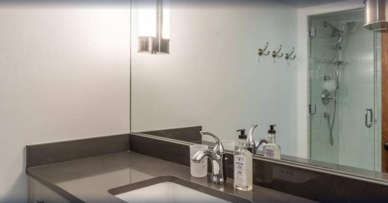 Apartment Contemporary 3 Bedroom In, Out With Pool And Hot Tub In Snowmass Village