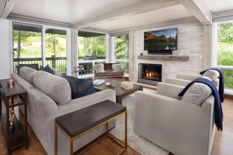 Contemporary 3 Bedroom In, Out With Pool And Hot Tub In Snowmass Village