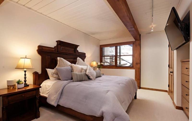 Snowmass Village 2 Bedroom Platinum-rated In, Out *