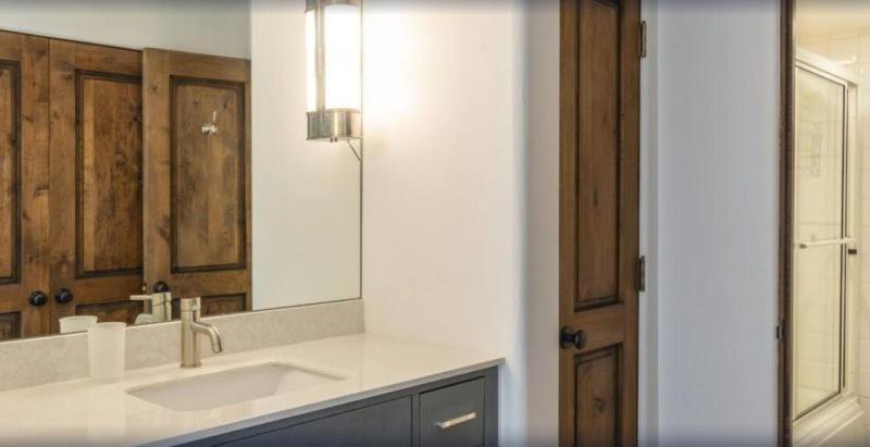 Contemporary 3 Bedroom In, Out With Pool And Hot Tub In Snowmass Village *