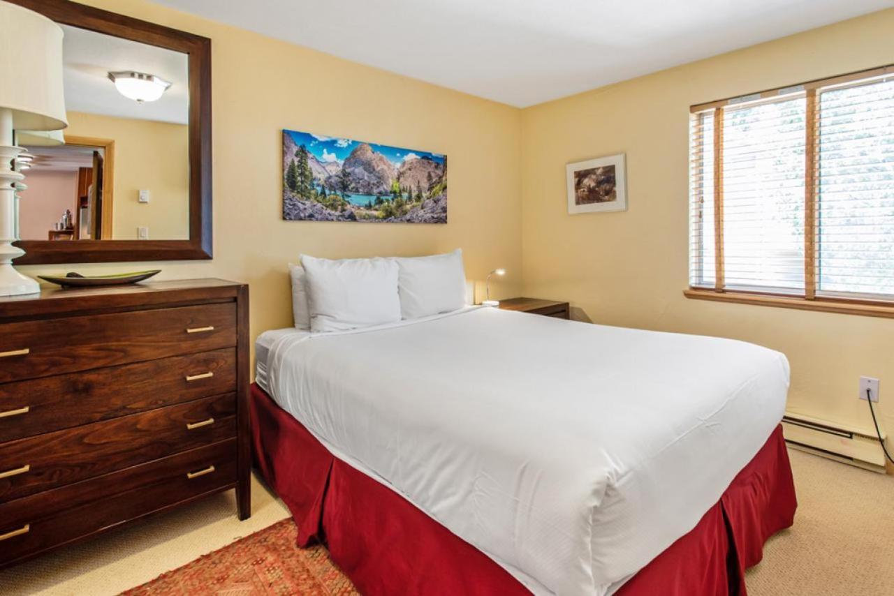 Silverglo 204, Contemporary Walking Distance To Slopes, Access To A Pool Holiday home