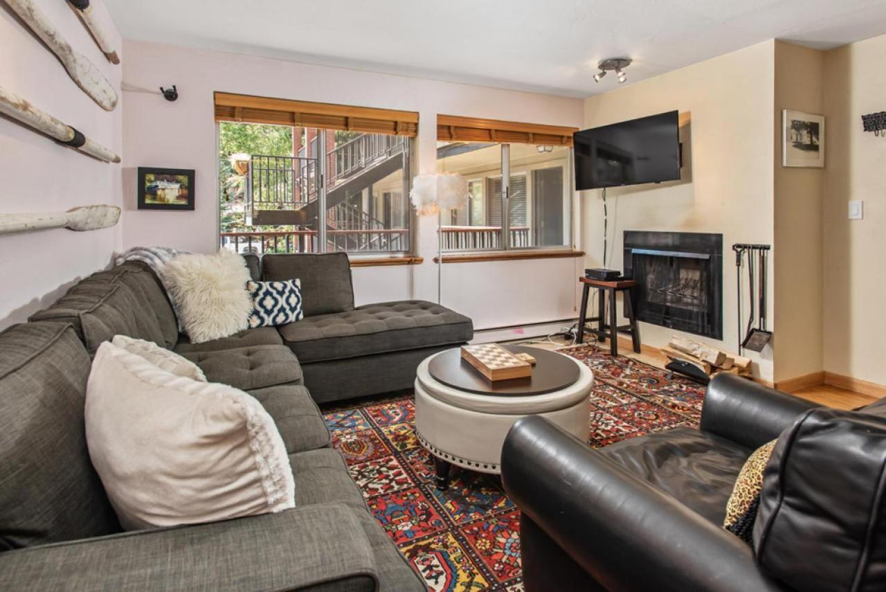 Silverglo 204, Contemporary Walking Distance To Slopes, Access To A Pool Holiday home