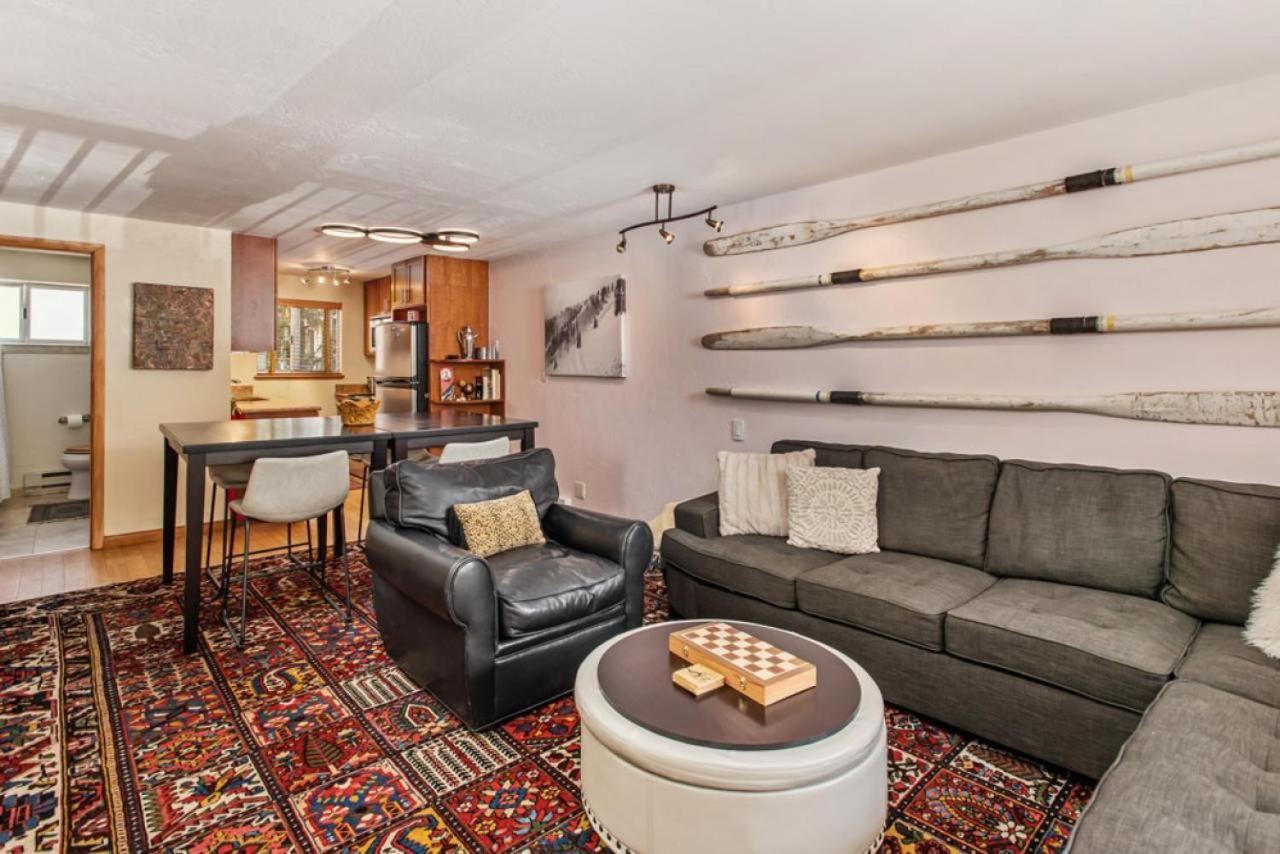 Silverglo 204, Contemporary Walking Distance To Slopes, Access To A Pool Holiday home *