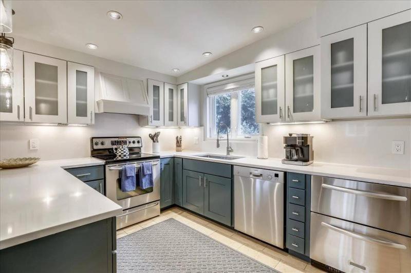 Downtown 3 Bedroom - Silverbell *