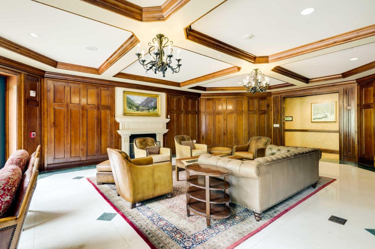 In Ritz-carlton Highlands Apartment *
