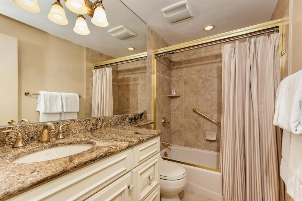 Holiday home Silverglo Unit 202, Upgraded With Wood-burning Fireplace And Access To A Pool *