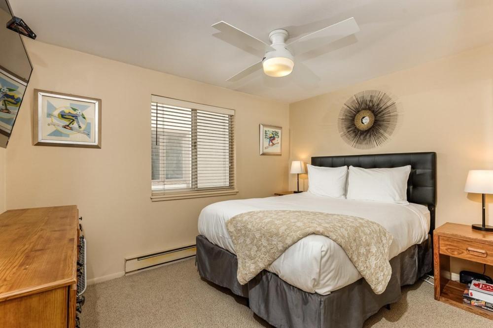 Silverglo Unit 202, Upgraded With Wood-burning Fireplace And Access To A Pool Holiday home *