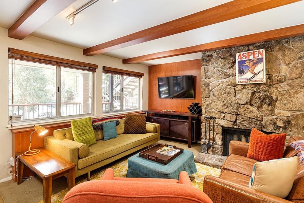 Holiday home Silverglo 206, With Mid-century Modern Decor, Upgraded Kitchen And Access To Pool *