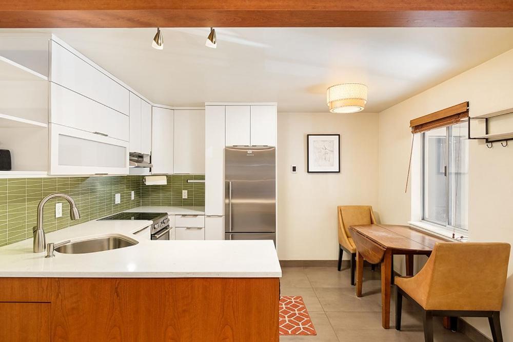 Holiday home Silverglo 206, With Mid-century Modern Decor, Upgraded Kitchen And Access To Pool