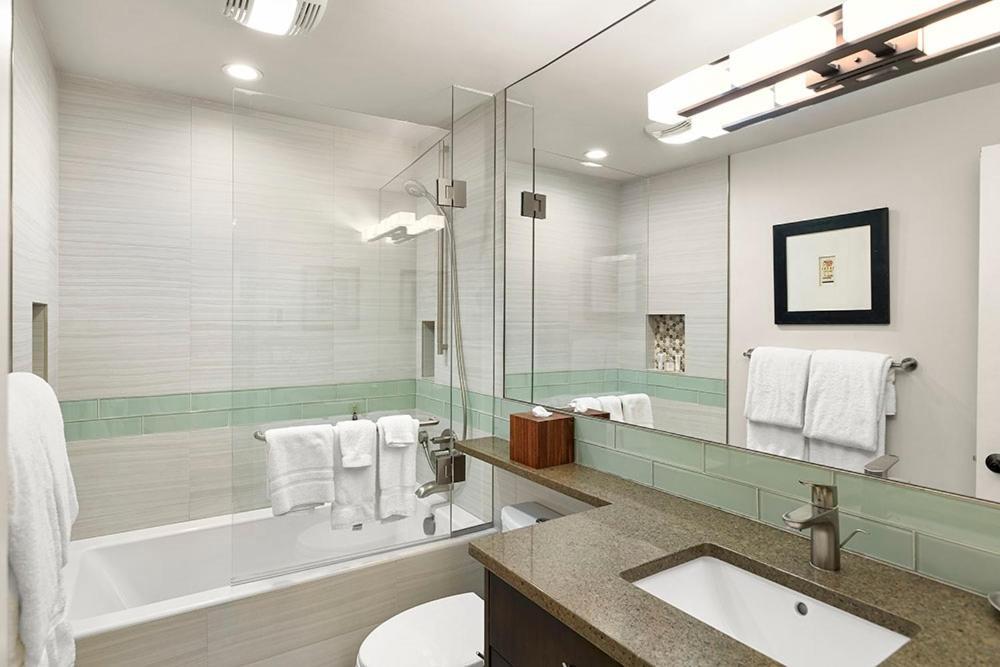Silverglo 206, With Mid-century Modern Decor, Upgraded Kitchen And Access To Pool Holiday home