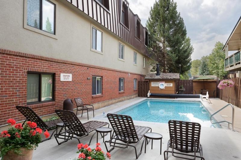 Silverglo Unit 202, Upgraded With Wood-burning Fireplace And Access To A Pool Holiday home