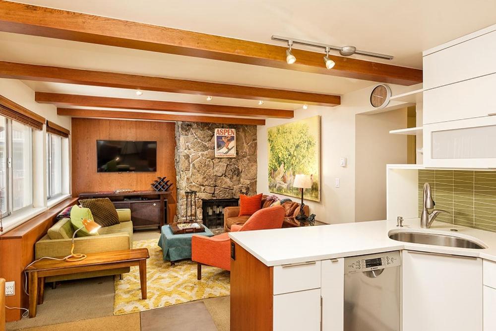 Silverglo 206, With Mid-century Modern Decor, Upgraded Kitchen And Access To Pool * Aspen
