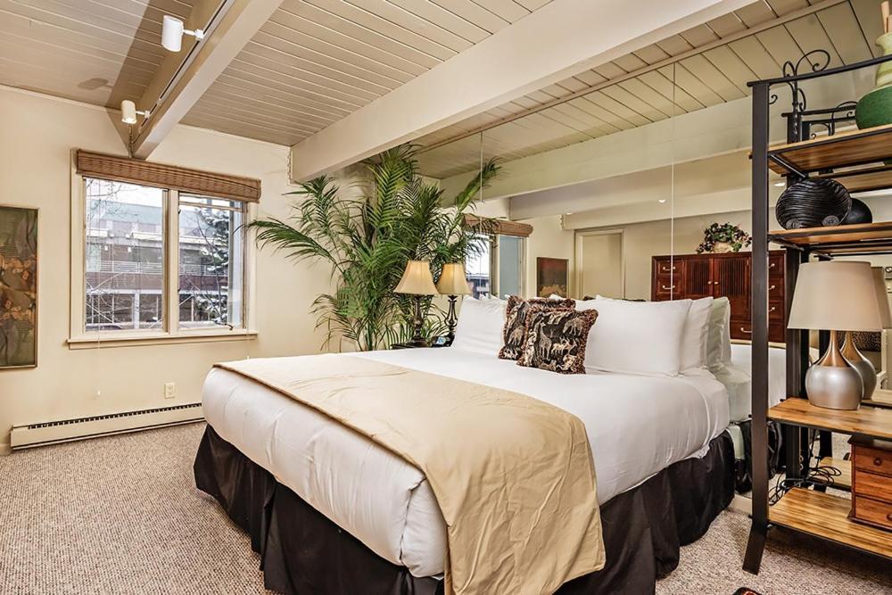Holiday home Chateau Dumont Unit 11, Contemporary With A Great Downtown Location *