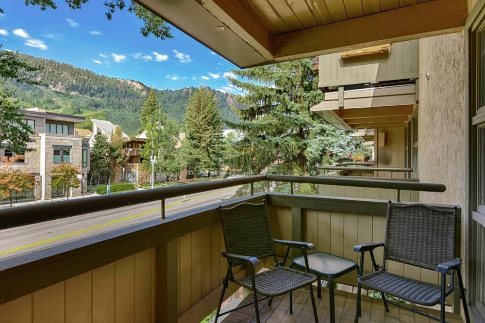 Concept 600 Unit 308, Convenient Downtown Location, Private Deck, And Fireplace Holiday home *
